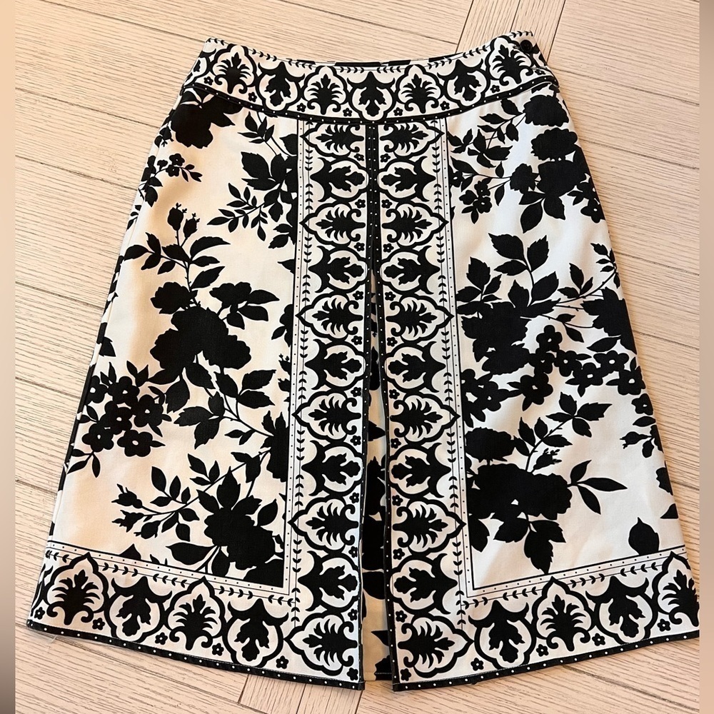 Silkland black and white print skirt with side zip.Poly, rayon, spandex blend. 4